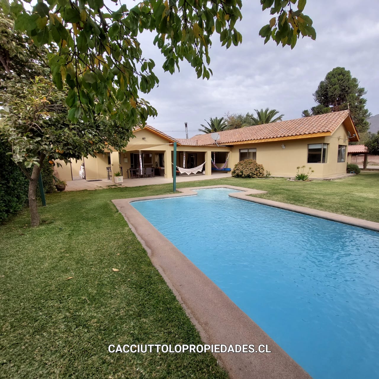 VENDO/ ARRIENDO casa sólida, 3 dormitorios, 2 baños, piscina